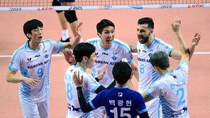 ‘정신력과 응집력’ 확인한 대한항공, 우리카드 꺾고 2위 재도약