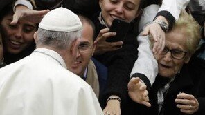 교황 “교회에 사제들의 ‘수녀 성적 유린’의 문제 있어”