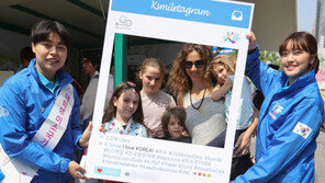 “여자끼리 팔짱? 한국, 놀랍다”