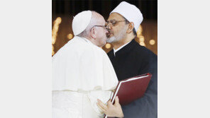 교황, 이슬람 발상지서 ‘화합’ 외치다