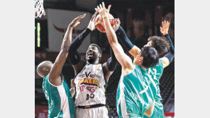 메이스, 43점-30리바운드 ‘괴력쇼’… 사상 처음 ‘40-30’ 대기록 작성