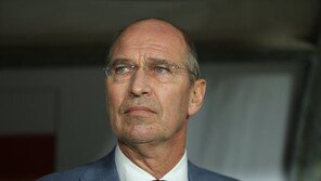 핌 베어백 감독, 축구 지도자 은퇴…2002 4강신화 코치