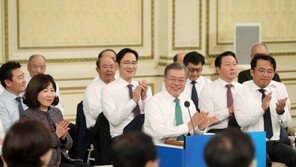 文대통령, 자영업자·소상공인과 대화…경제행보 계속