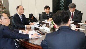 홍남기 “1월 고용도 어려울 듯”…4개 외청에 총력 대응 주문