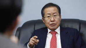 與 “북미회담 겹쳐 전대 미루자는 홍준표, 황당무계 음모론”