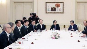 김택진 “정부, 좀더 스마트해져야” 대통령 만나 ‘직격’