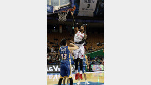 ‘먼로 트리플더블’ 오리온, 삼성 잡고 공동 5위