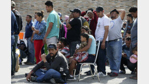 美 텍사스주 국경 도착 새 캐러밴 망명 신청 ‘좁은 문’