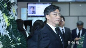 文대통령 “남루한 간이침대 가슴 아파” 이국종 “내가 의지해 짐 됐을것…미안”