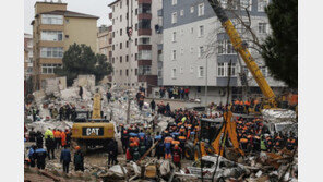 터키서 8층 아파트 ‘와르르’…사망자 10명으로 늘어