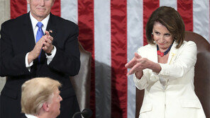 트럼프 기죽인 펠로시의 기립박수…‘몸짓의 정치학’ SNS 패러디 쏟아져