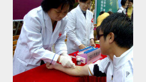 中 정부기관들, 에이즈 오염 치료제 조사 결과 엇갈려…혼란 가중