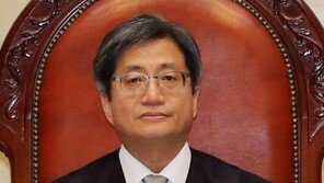 김명수 대법원장, ‘친족로펌 사건처리 규제’ 윤리규정 완화 논란