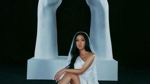 ‘솔로 데뷔’ 화사, ‘멍청이’ 콘셉트 최초 공개… 몽환+신비