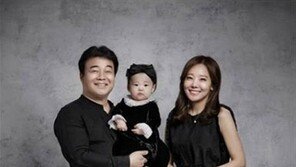 소유진·백종원, 가족사진 공개 ‘행복한 다섯 식구’