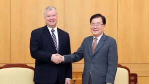 비건, 靑에서 정의용과 50분 면담…평양 협상 결과 공유