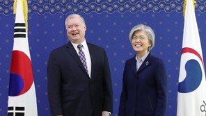 美 비건 “北과 논의 생산적…文대통령에게 찬사 보내”