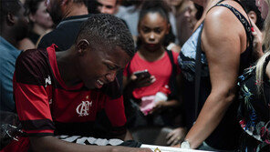 친구 잃은 슬픔… 브라질 유소년축구 숙소 화재로 10명 숨져