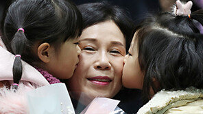 “할머니 졸업 축하해요”