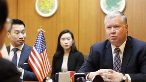 비건 “北비핵화, 한미 생각 같아”… 靑 “스몰딜, 정부입장 아니다”