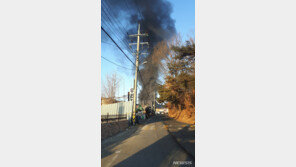 고양시 성석동 플라스틱 공장 화재…“잔불 정리 오래 걸릴 듯, 연기 계속 발생”