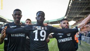 숨진 살라 추모…FC낭트 선수들, 검정유니폼 입고 경기