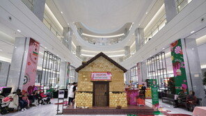 현대백화점, 밸런타인데이 맞아 4m 높이 ‘초콜릿 하우스’ 전시