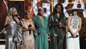 미셸 오바마, 그래미시상식 깜짝 등장…“음악은 매개체”