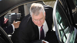 북핵자료 쌓아놓고 열공… 비건은 ‘서류왕’