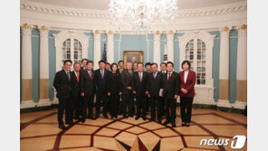 비건 “남북관계 급속발전 반대 안해…국제제재 틀서 이뤄져야”