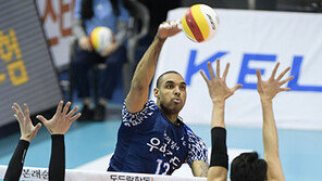 ‘꼴찌의 반란’ 우리카드, 시즌 첫 선두 등극