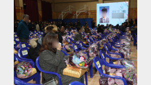 250명 이름 한명 한명 불리고… 엄마가 대신 받은 눈물의 졸업장
