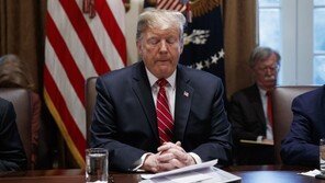 트럼프 “韓, 전화 몇통에 방위분담금 5억 달러 더 내…더 오를 것”