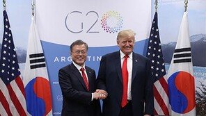 트럼프 “韓 방위비 분담금 올라가야…전화 몇 통에 5억 달러 더 내기로 동의”