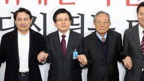 한국당 전당대회 레이스 개막…첫 상견례서 손 잡고 신경전 