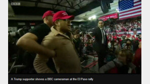 트럼프 지지자들, 엘패소 집회서 BBC기자 공격