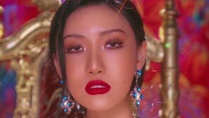 화사, 첫 솔로 1위 등극…뭘 해도 되는 ‘퀸 화사’