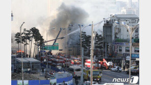 을지로 화재 2시간만에 완진…“아크릴 절단하다 불꽃”