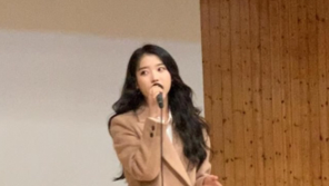 아이유, 팬 졸업식 공연 실화냐…“김제여고에 진짜 올 줄이야” 난리