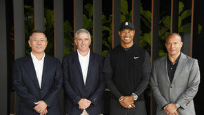 [경제현장.jpg] 정의선 부회장이 타이거 우즈와 포즈를 취한 까닭은?