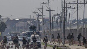 인도령 카슈미르서 무장경찰에 자폭테러…최소 18명 사망 40명 부상