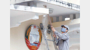 외벽 청소하는 하노이 北대사관