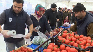 선거 앞두고 장바구니 물가 비상… 반값 채소가게 차린 터키정부