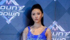 파격 의상 화사, 이번에는 ‘비닐’…“이걸 소화해?” 