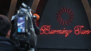 버닝썬 마약판매 의혹 ‘애나’ 14시간 조사…직원 구속영장
