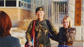 빈지노, 17일 전역 인증샷…‘곰신’ 여친 미초바 ‘눈물’