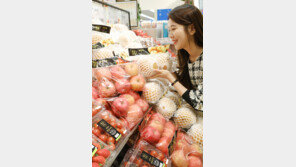 [비즈 프리즘] 이커머스에 밀리고, 편의점에 치이고…