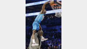 216cm 샤킬 오닐 위로 날아… 디알로 ‘만점 덩크왕’