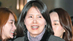 최영미 시인 “여론 재판? 고은, 법이 살려준 줄 알아라” 