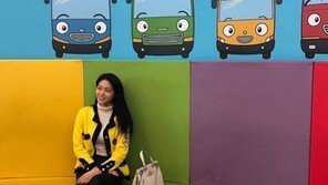 설현, 타요버스 그림 앞에서 여유로운 한컷 …“미소 상큼”